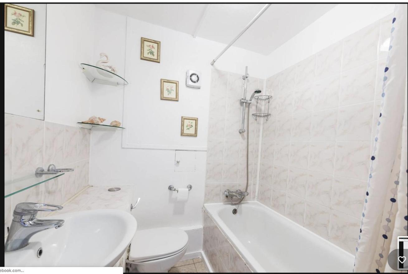 Quarto em Acomodações Particulares Spacious With Skyline Views Close To Eye *
